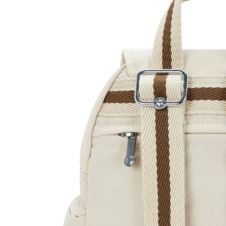 Achterkant van de Kipling City Zip mini rugzak soft sand #kleur_soft-sand