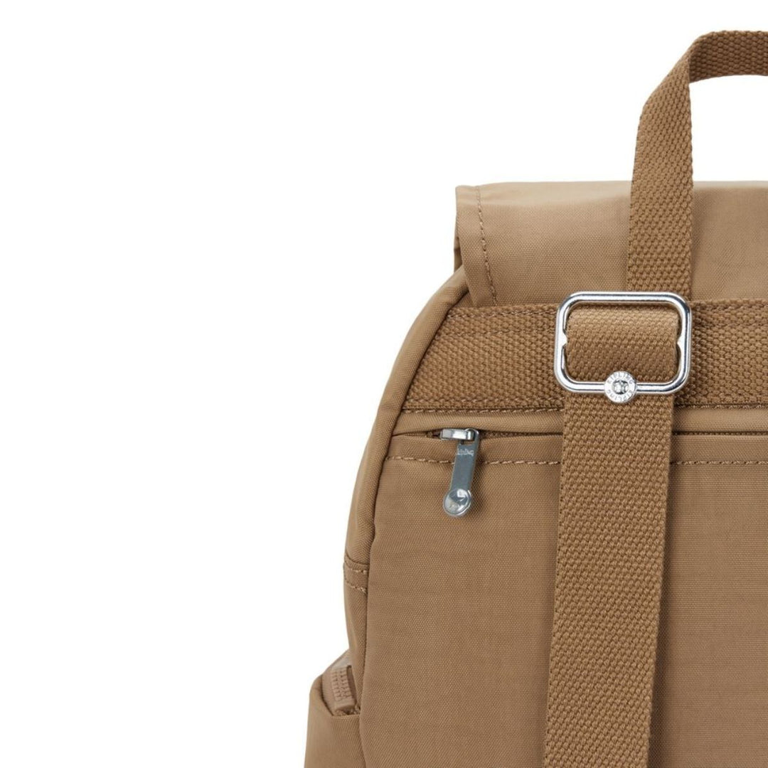 Achterkant van de Kipling City Zip s Early-tan #kleur_early-tan