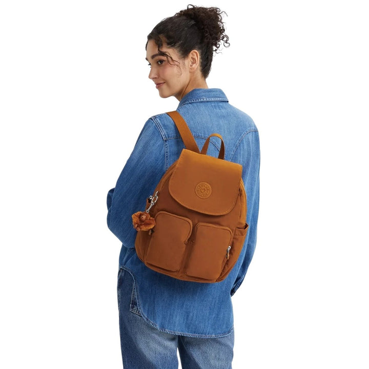 De Kipling city pocket s in gebruik #kleur_stylish-mokka