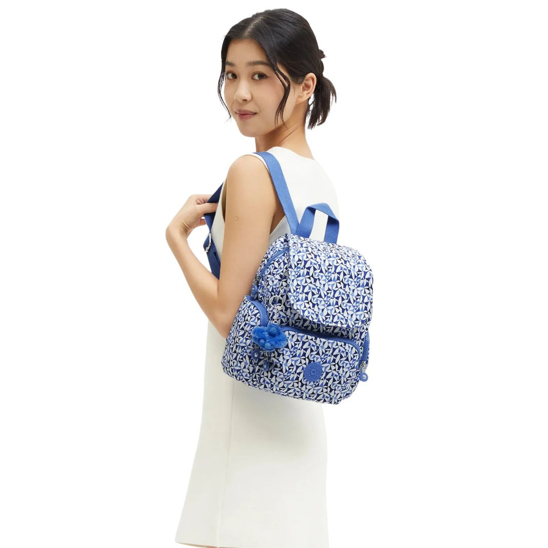 De Kipling City zip mini crazy-leaves in gebruik #kleur_crazy-leaves