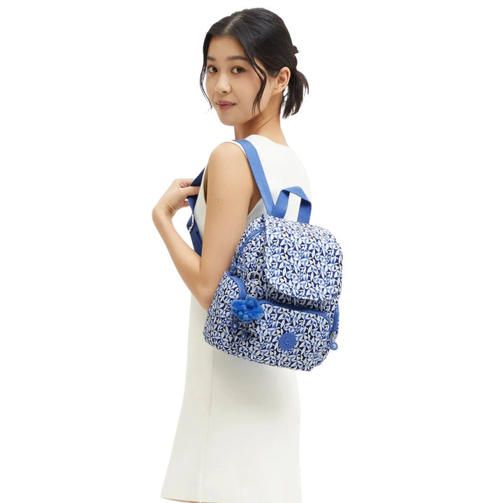 De Kipling City zip mini crazy-leaves in gebruik #kleur_crazy-leaves