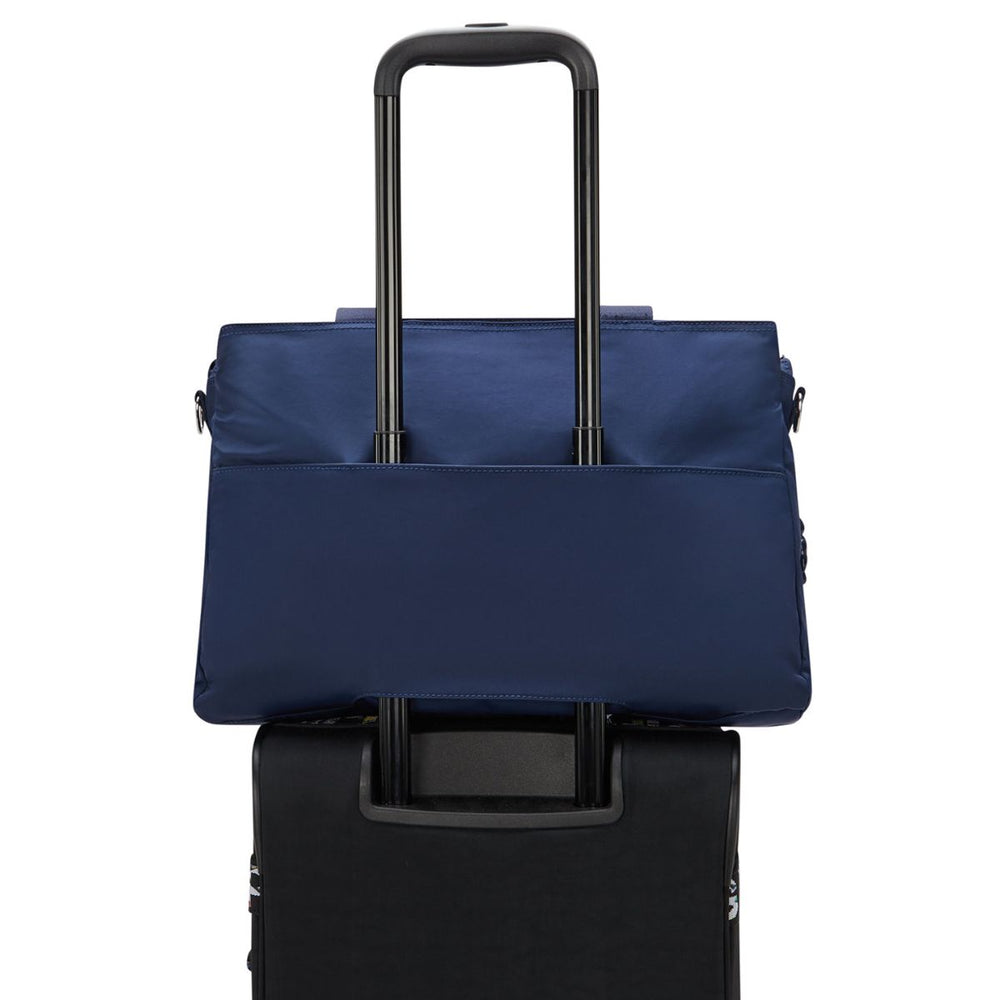 De Kipling Elysia work dames werktas 15,6 inch infinite-blue op een koffer #kleur_infinite-blue