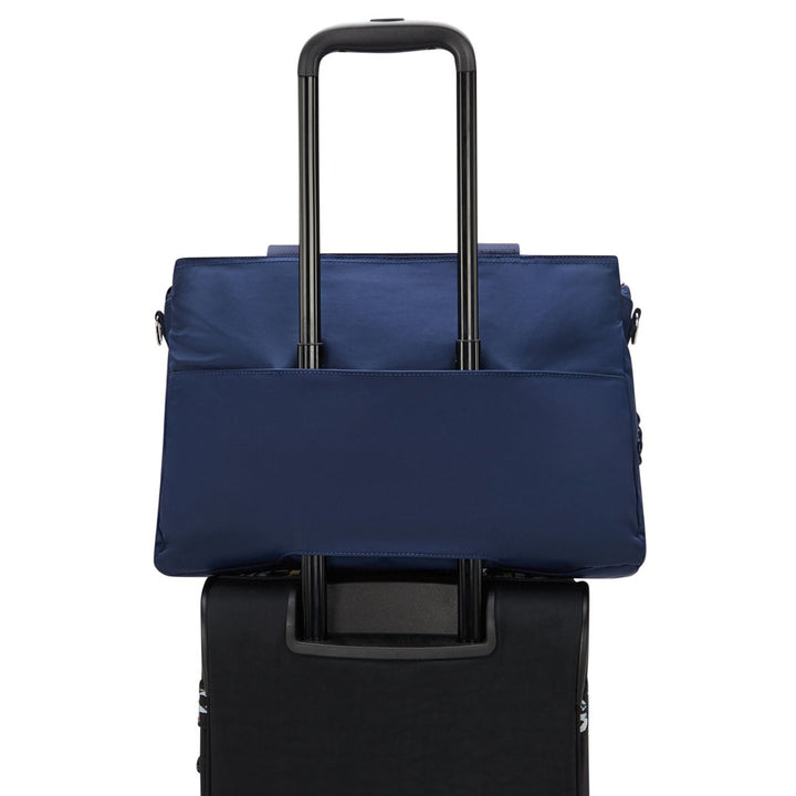 De Kipling Elysia work dames werktas 15,6 inch infinite-blue op een koffer #kleur_infinite-blue