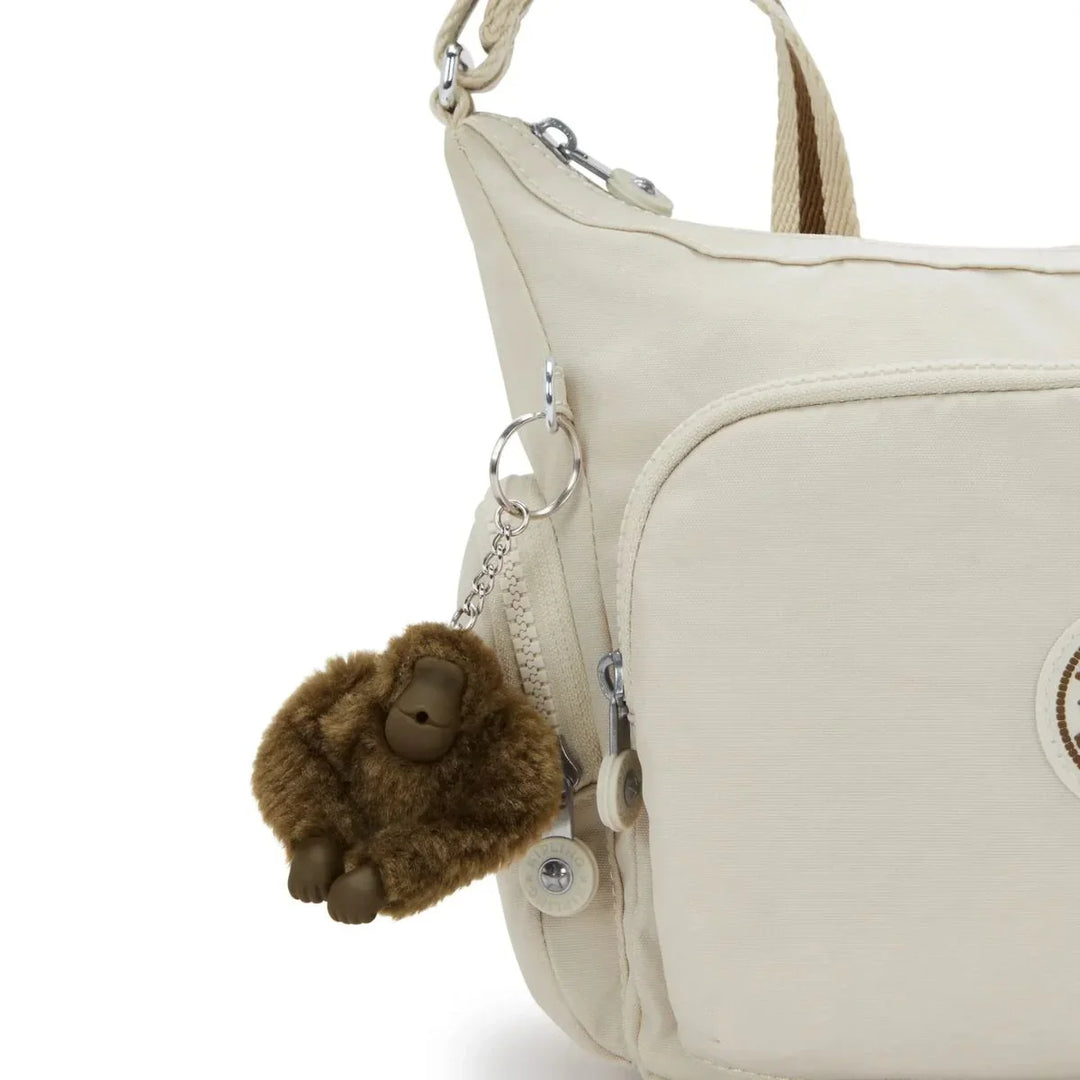 Details van het materiaal van de Kipling gabb s crossbodytas soft sand #kleur_sand