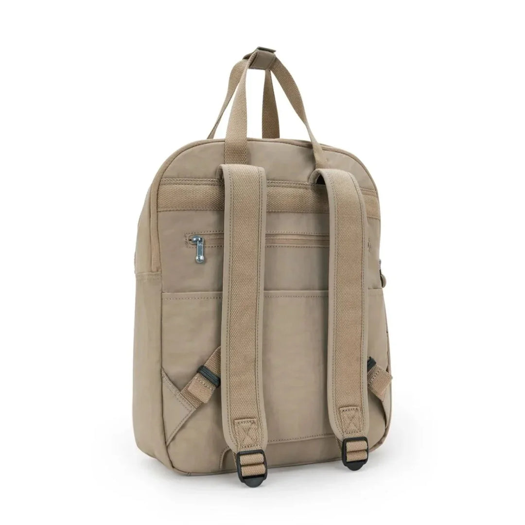 Achterkant van de Kipling Kazuki L laptoprugzak soft taupe #kleur_soft-taupe
