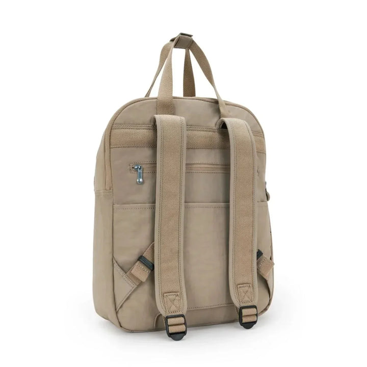 Achterkant van de Kipling Kazuki L laptoprugzak soft taupe #kleur_soft-taupe