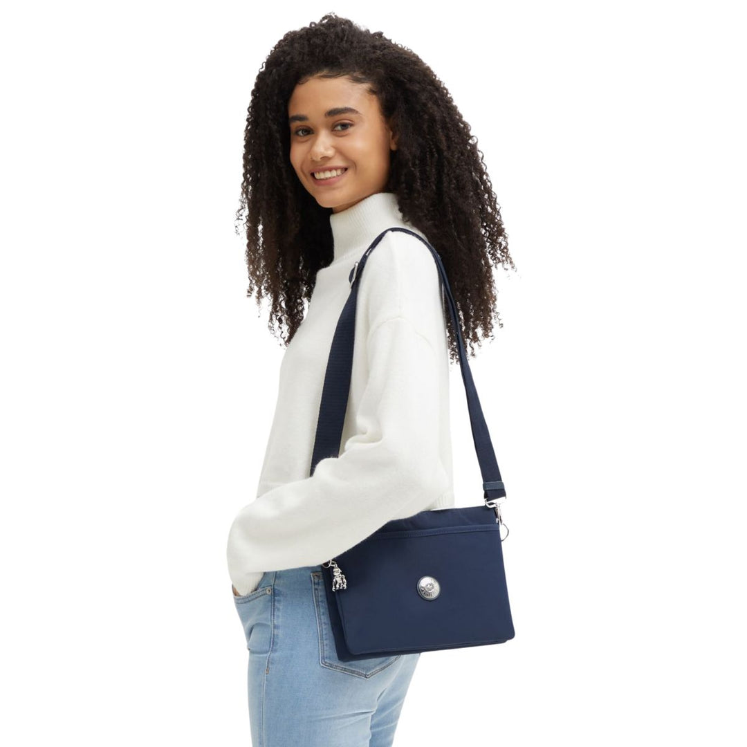 Op model Kipling RIRI L in het navy #kleur_navy