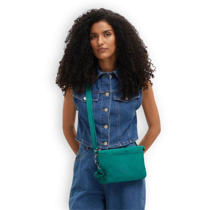 De Kipling RIRI Outspoken green in gebruik #kleur_outspoken-green