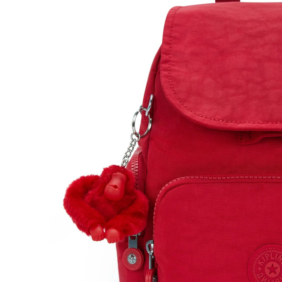 Details van het kipling aapje #kleur_ruby-red