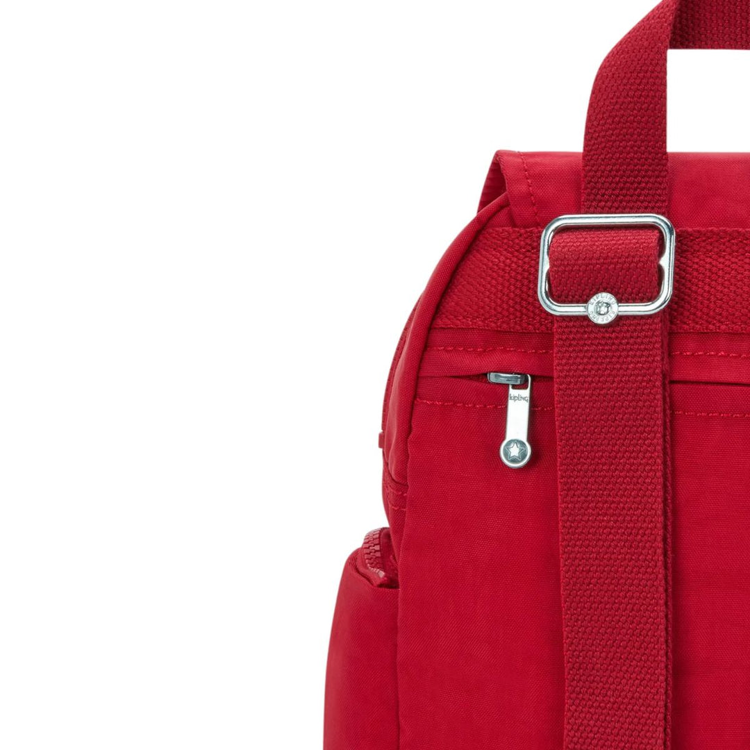 Details van de achterkant van de Kipling City zip mini ruby-red #kleur_ruby-red