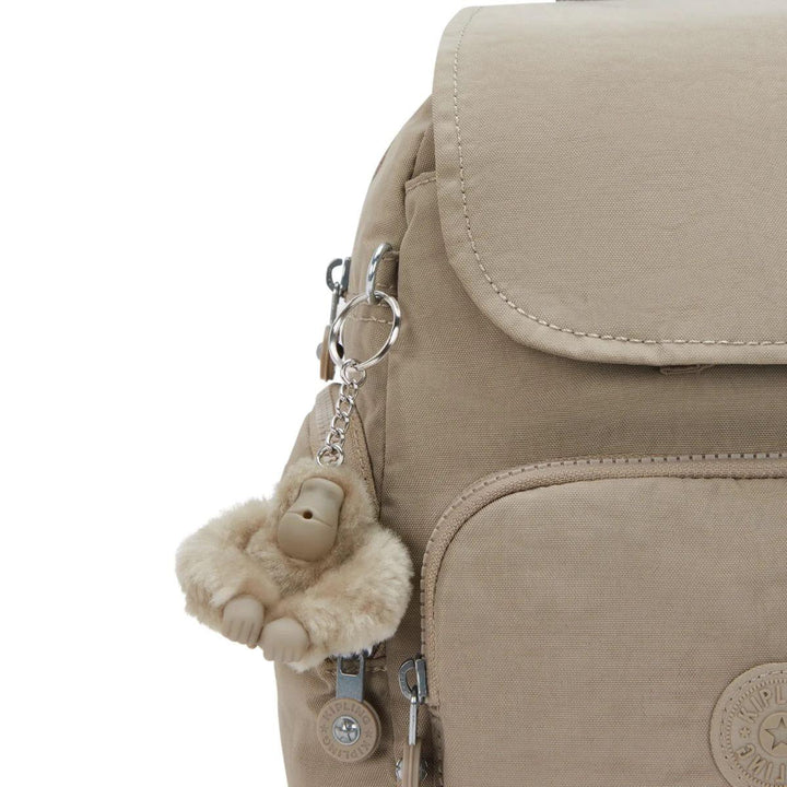 Details van het Kipling aapje #kleur_soft-taupe