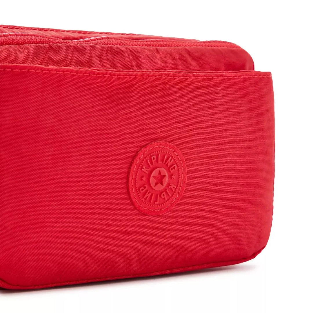 Details van het materiaal van de Kipling Abanu multi in red rouge #kleur_red-rouge