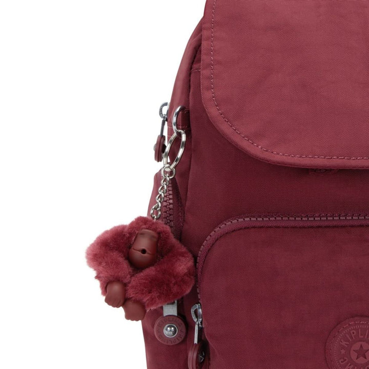 Details van de Kipling aapje #kleur_lounge-wine