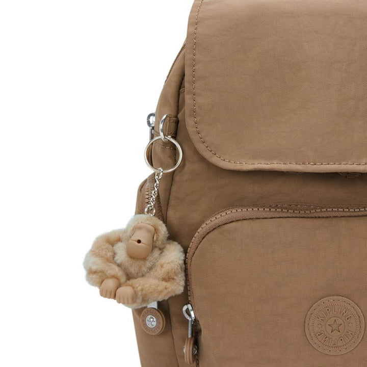 Details van het materiaal van de Kipling Classic City Zip mini Early-Tan #kleur_early-tan