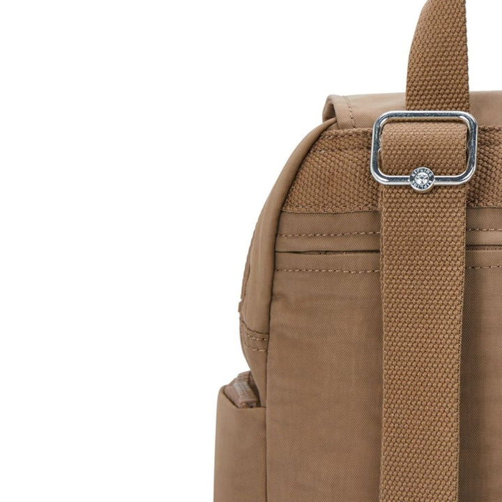 Achterkant van de Kipling Classic City Zip mini Early-Tan #kleur_early-tan