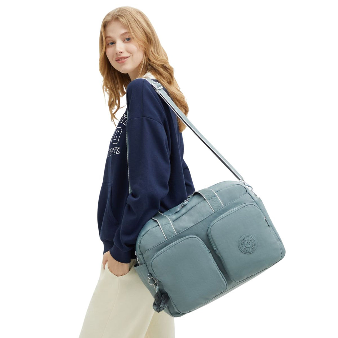 Op model Kipling Deffa XL relaxd-grey #kleur_relaxed-grey