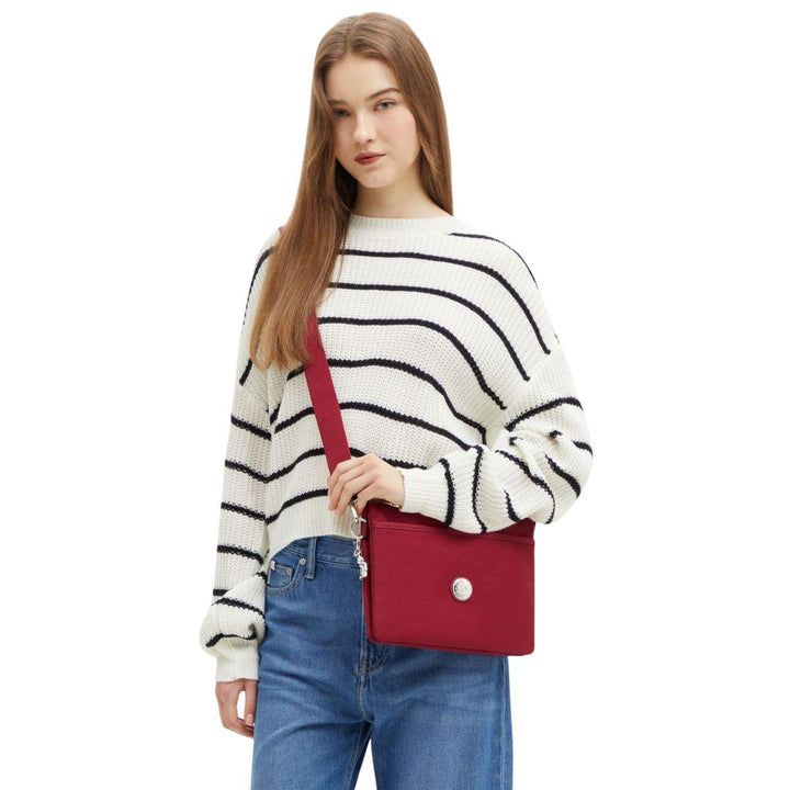 Op model Kipling RIRI L in het wine #kleur_wine