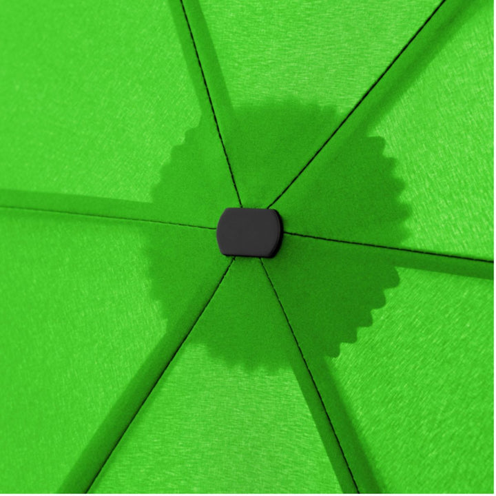 Bovenkant in detail van de ultra lichtgewicht paraplu #kleur_neon-green
