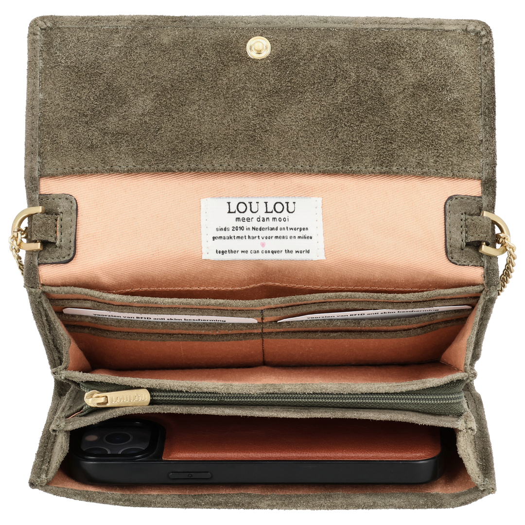 Binnenkant in gebruik van de LouLou Anais crossbody tas #kleur_sage
