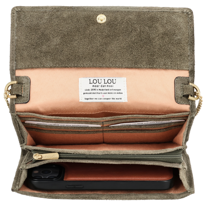 Binnenkant in gebruik van de LouLou Anais crossbody tas #kleur_sage