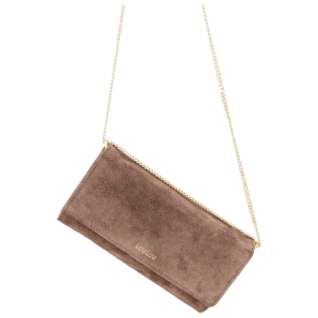 Voorkant met schouderriem van de LouLou Anais crossbody tas #kleur_milk-chocolate