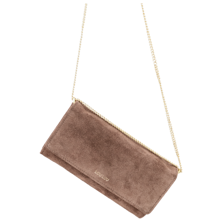 Voorkant met schouderriem van de LouLou Anais crossbody tas #kleur_milk-chocolate