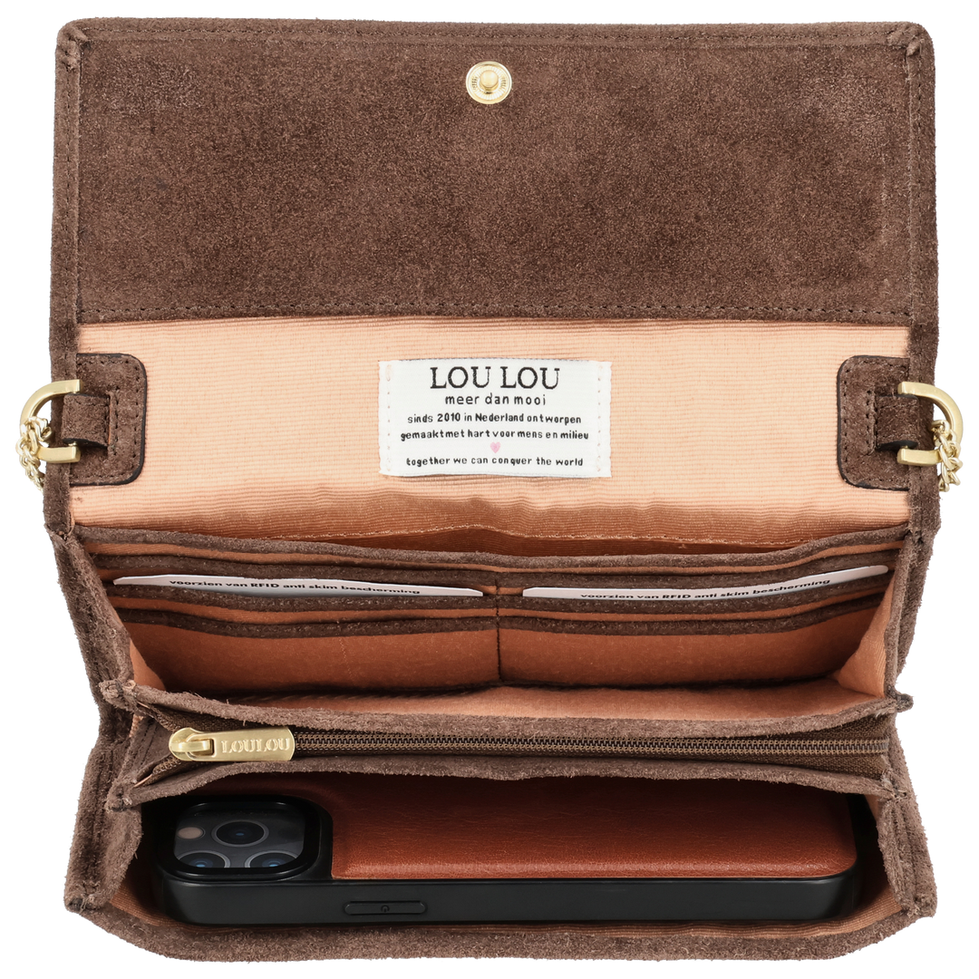 Binnenkant ingebruik van de LouLou Anais crossbody tas #kleur_milk-chocolate