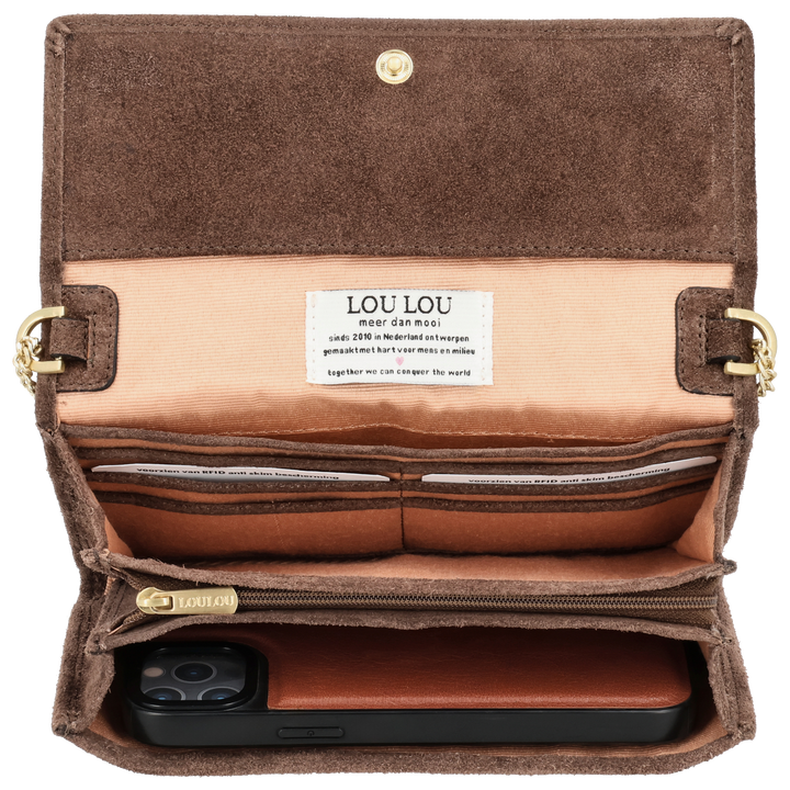 Binnenkant ingebruik van de LouLou Anais crossbody tas #kleur_milk-chocolate