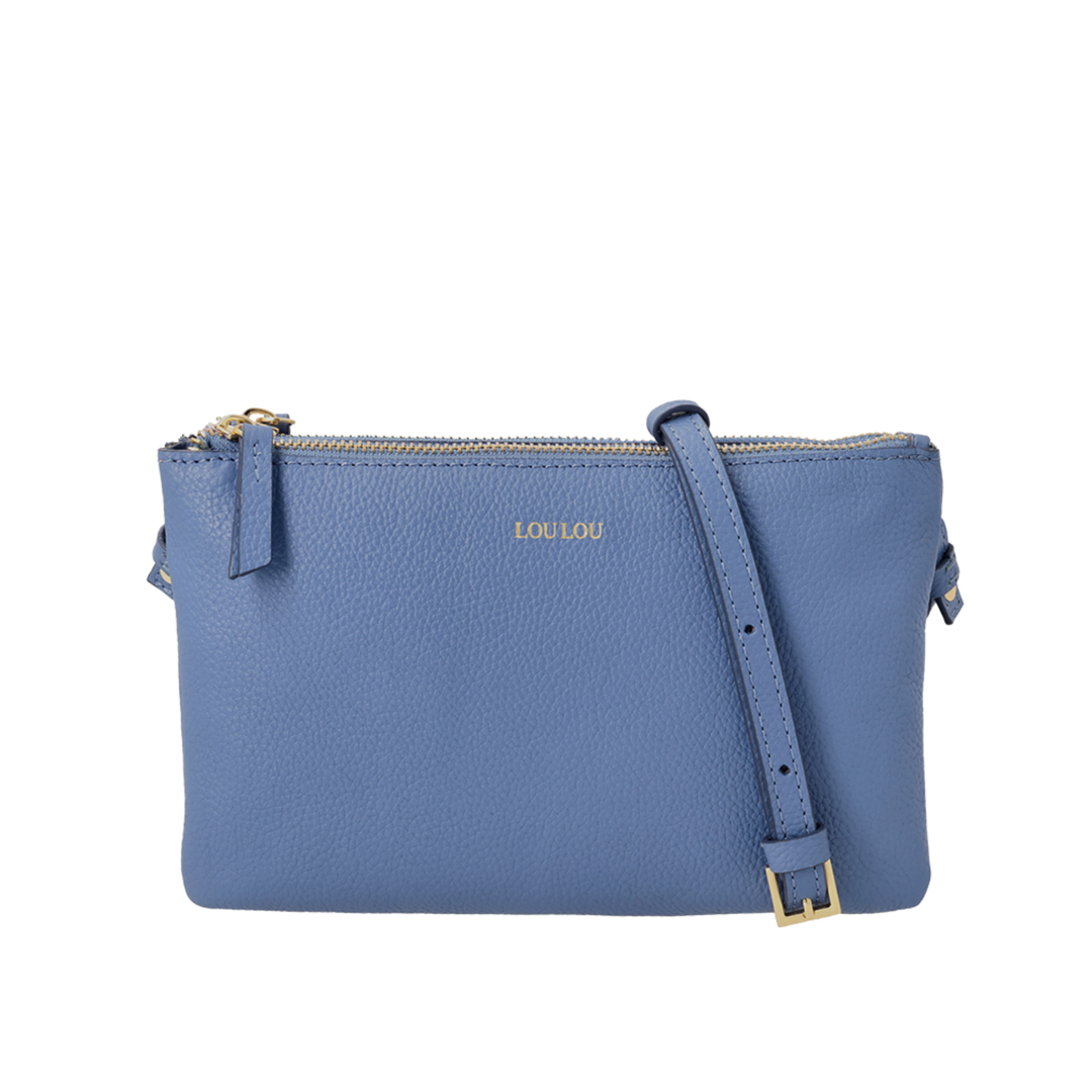 Voorkant van de LouLou Camille lichtblauw crossbody tas #kleur_lichtblauw