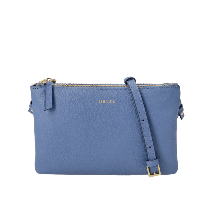 Voorkant van de LouLou Camille lichtblauw crossbody tas #kleur_lichtblauw