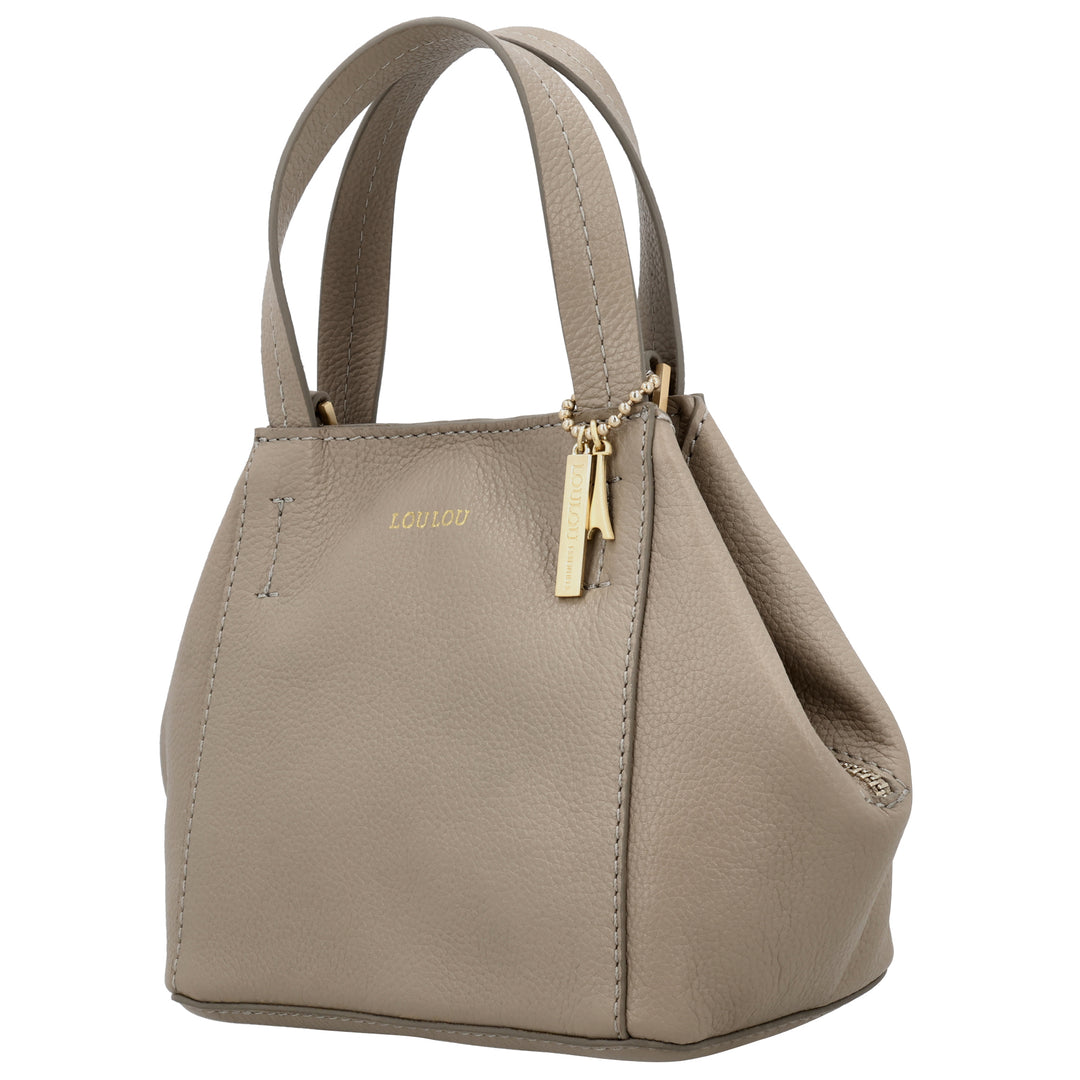 Voorzijde van de LouLou Elodie leren handtas in taupe #kleur_taupe