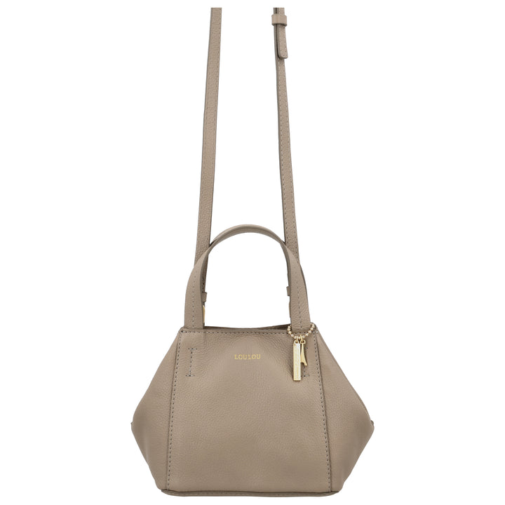 Voorkant van de LouLou Elodie leren handtas in taupe #kleur_taupe