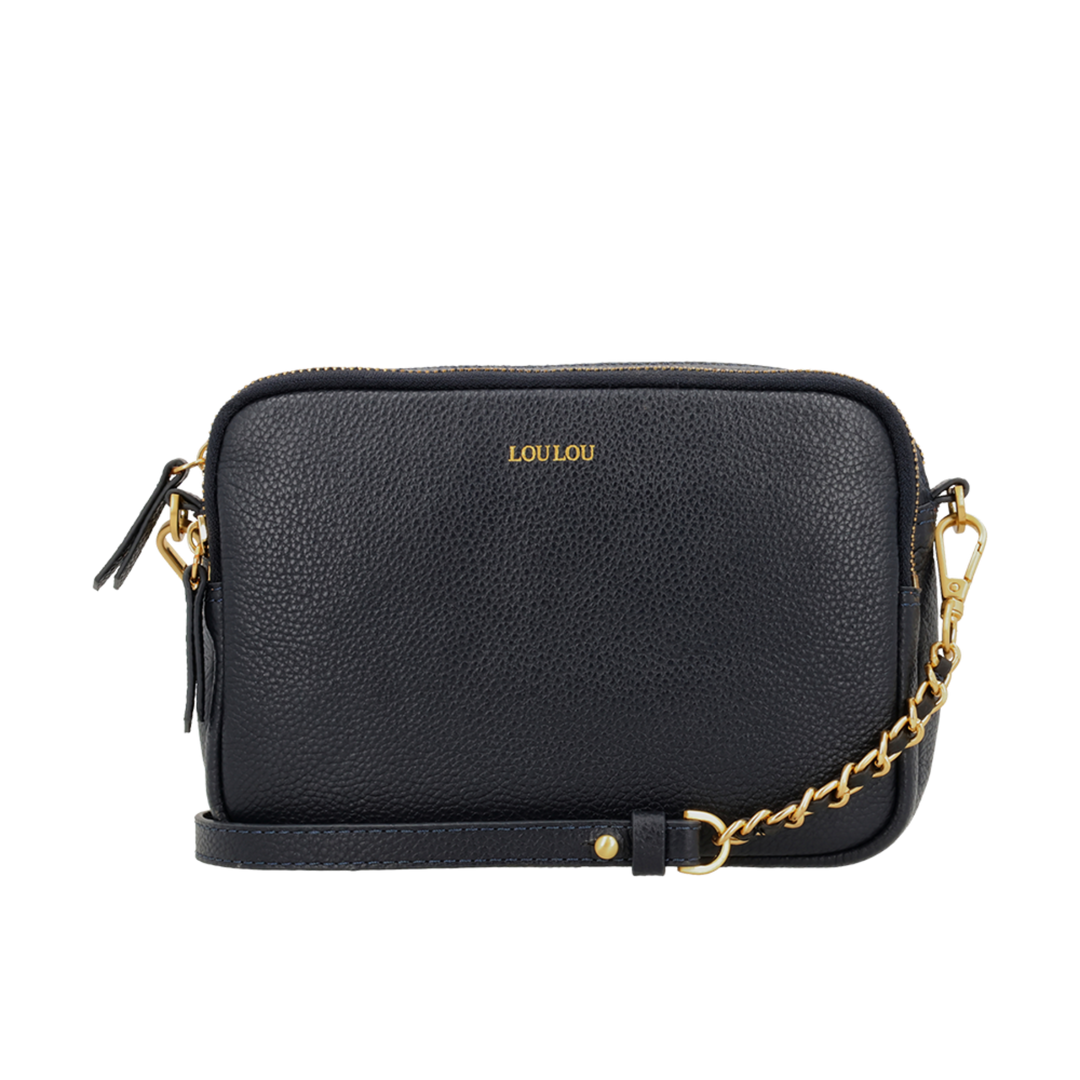 Voorkant van de LouLou Emilie Navy crossbody tas #kleur_navy