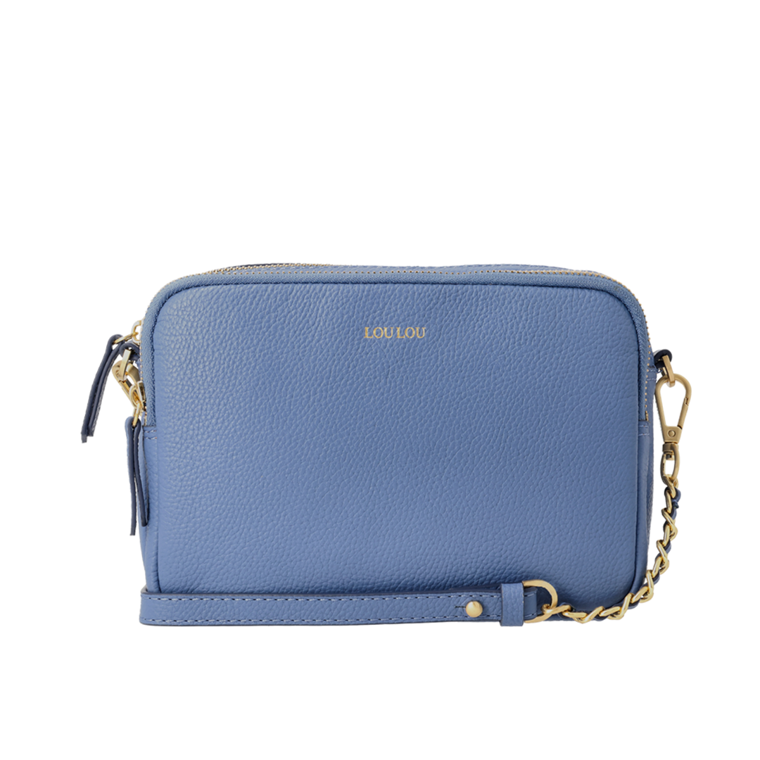 Voorkant van de LouLou Emilie lichtblauw crossbody tas #kleur_lichtblauw