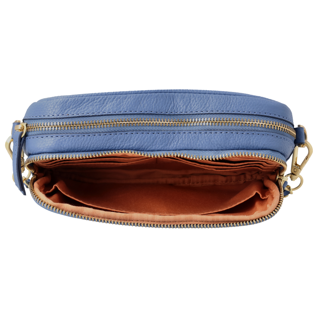 Binnenkant van de LouLou Emilie lichtblauw crossbody tas #kleur_lichtblauw