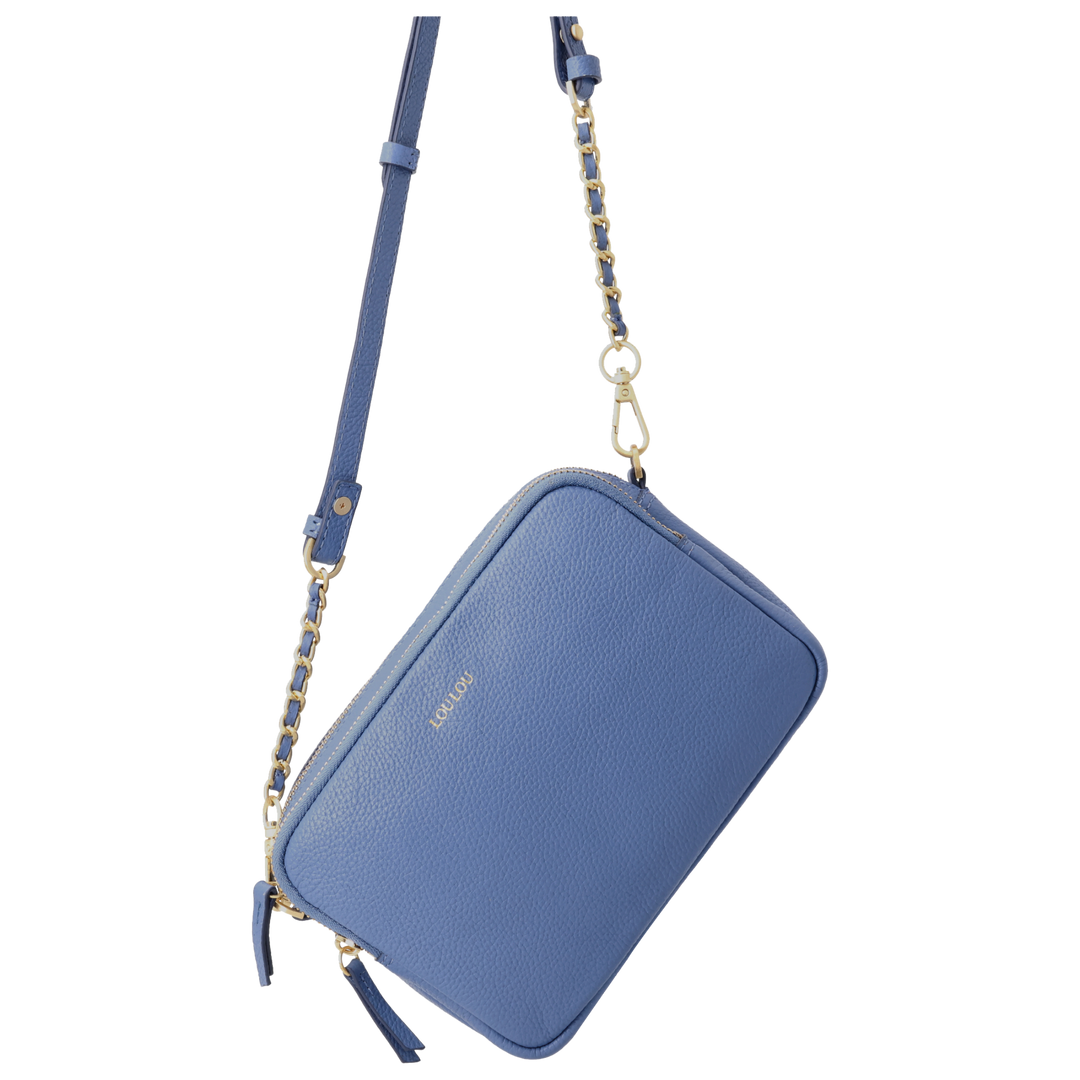 Voorkant van de LouLou Emilie lichtblauw crossbody tas #kleur_lichtblauw