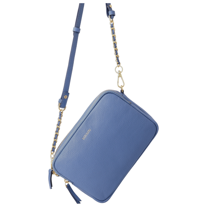 Voorkant van de LouLou Emilie lichtblauw crossbody tas #kleur_lichtblauw