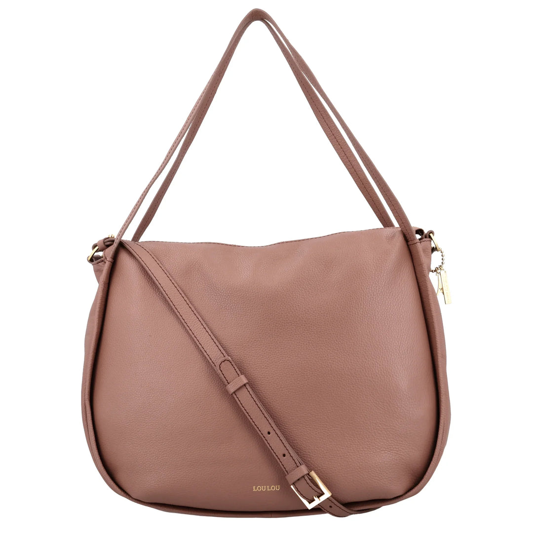 Voorkant met schouderriem van de Lou Lou LOU schoudertas tas in mocha mouse #kleur_mocha-mouse