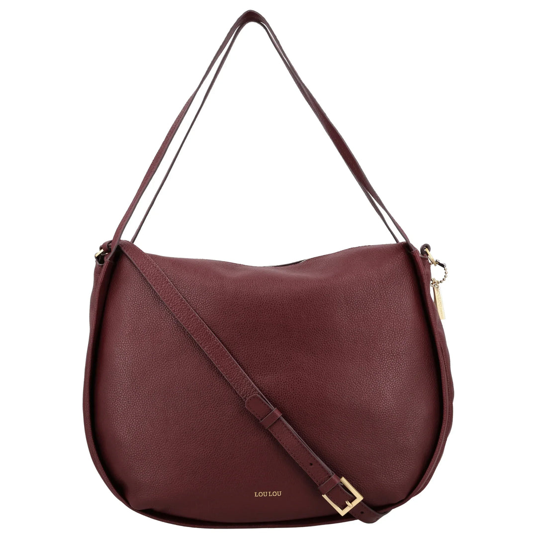 Voorkant met schouderriem van de Lou Lou LOU schoudertas tas in ruby #kleur_ruby