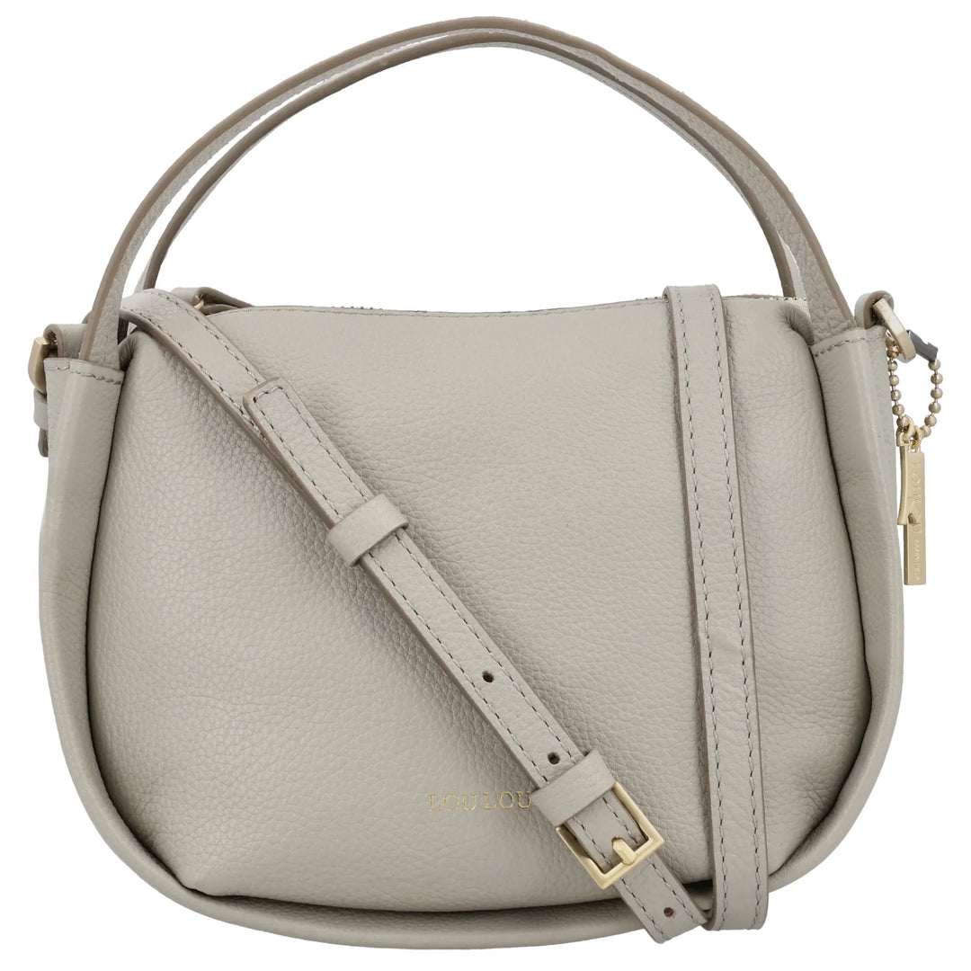 Voorkant met schouderriem van de Lou Lou LOU (S) handtas in fog#kleur_fog