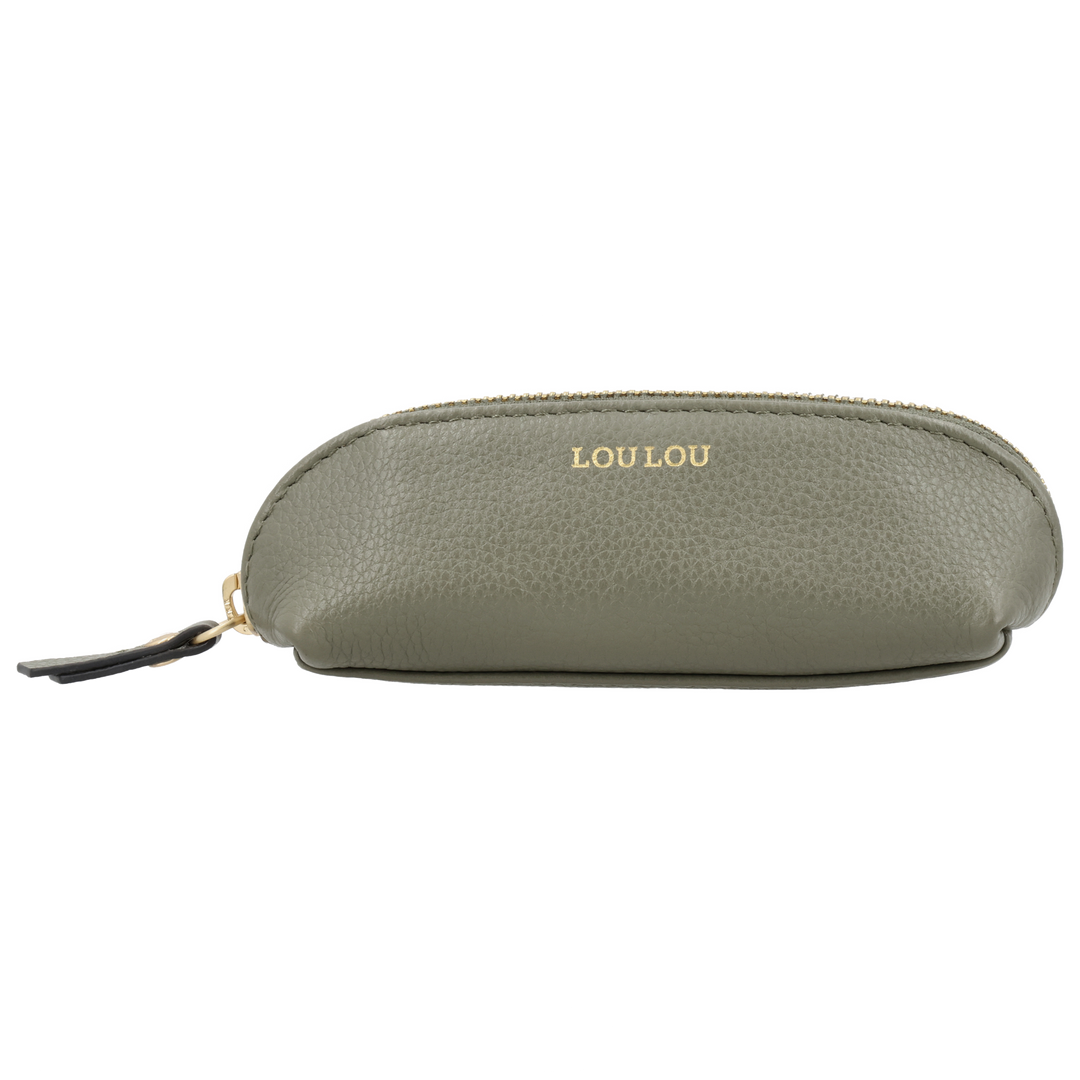 Voorkant van de LOULOU MADAME DUBOIS leren etui #kleur_sage