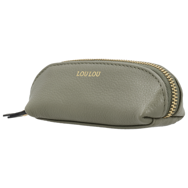 Voorzijde van de LOULOU MADAME DUBOIS leren etui #kleur_sage