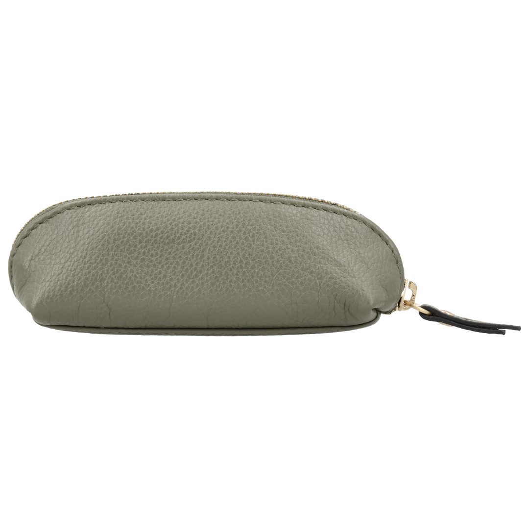 Achterkant van de LOULOU MADAME DUBOIS leren etui #kleur_sage