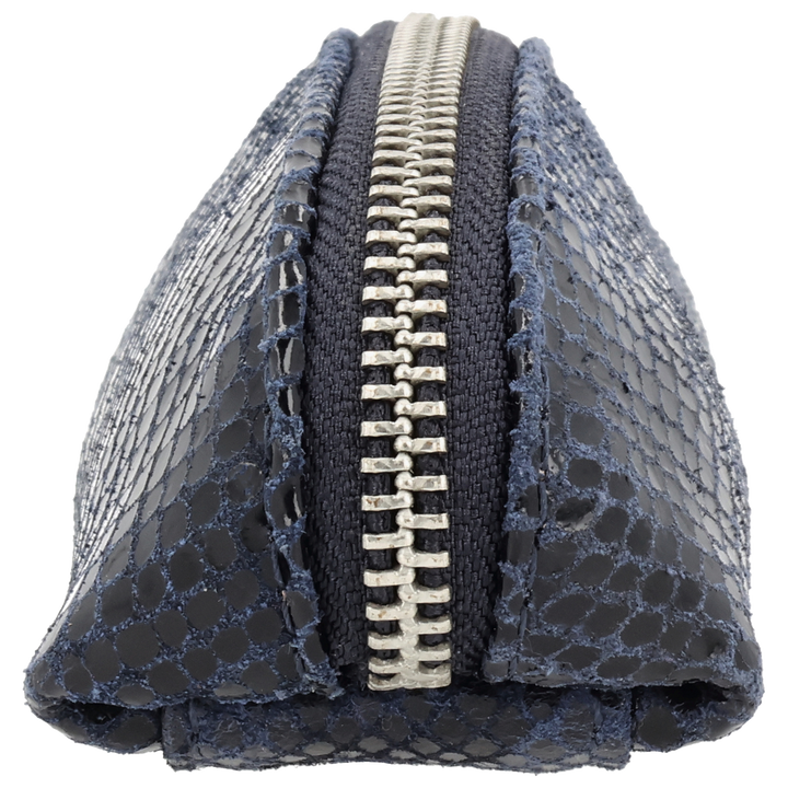Zijkant van de LOULOU Mademe dubois leren etui #kleur_python-blue