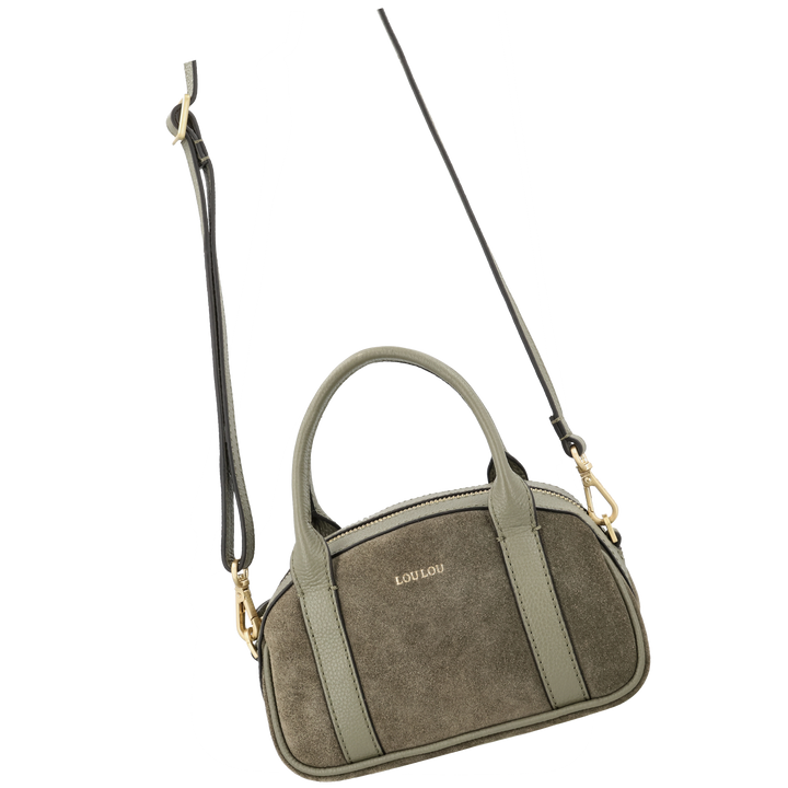 Voorkant met schouderriem van de LOULOU Mila crossbodytas in #kleur_sage