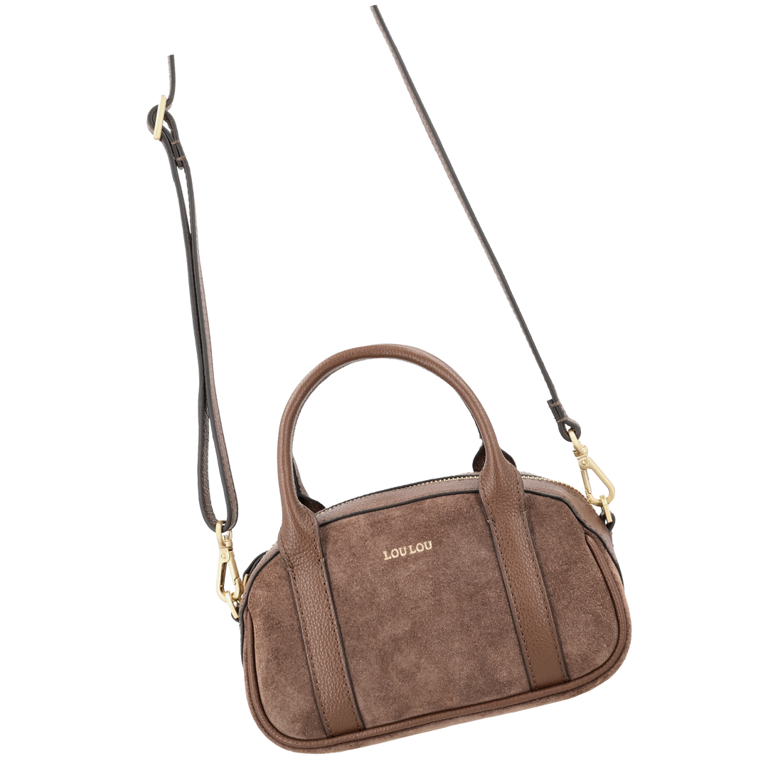 Voorkant met schouderriem van de LOULOU Mila crossbodytas in #kleur_milk-chocolate