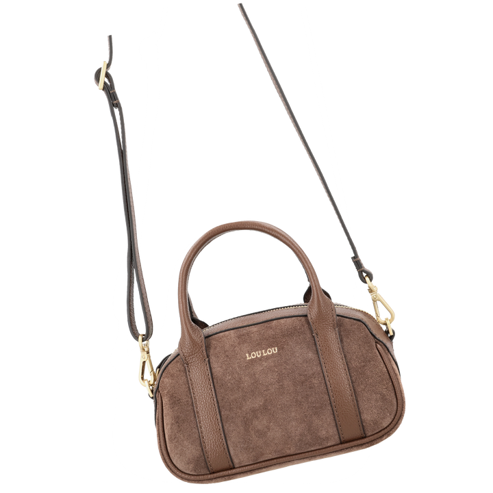 Voorkant met schouderriem van de LOULOU Mila crossbodytas in #kleur_milk-chocolate