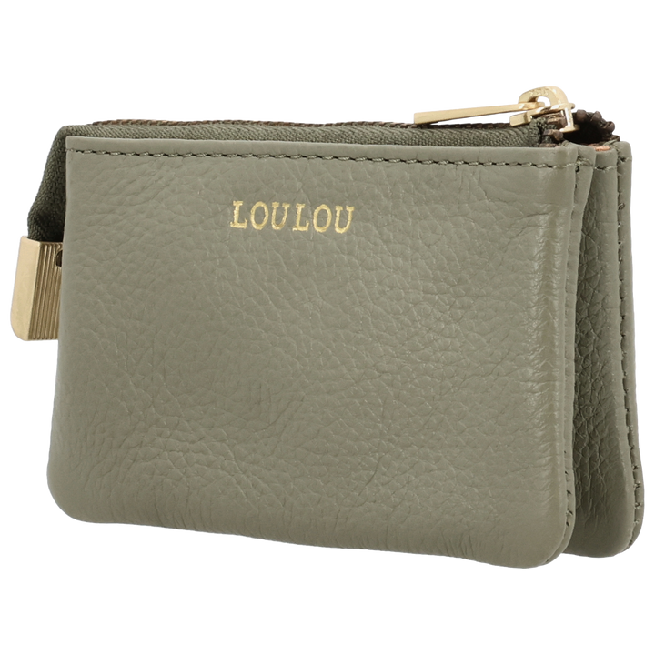 Voorzijde van de LOULOU mini portemonnee in sage #kleur_sage
