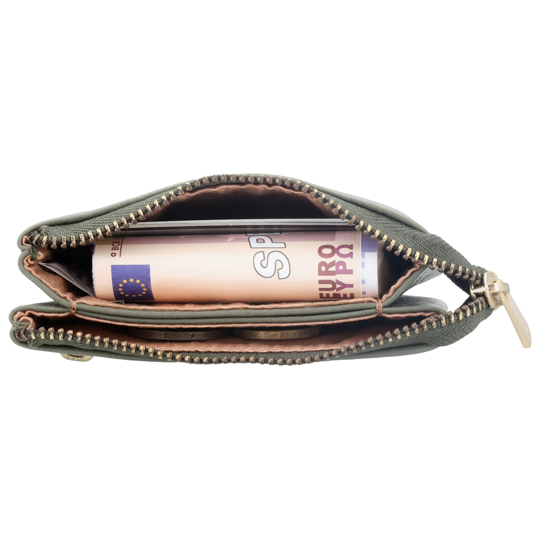De LOULOU mini portemonnee in sage in gebruik #kleur_sage