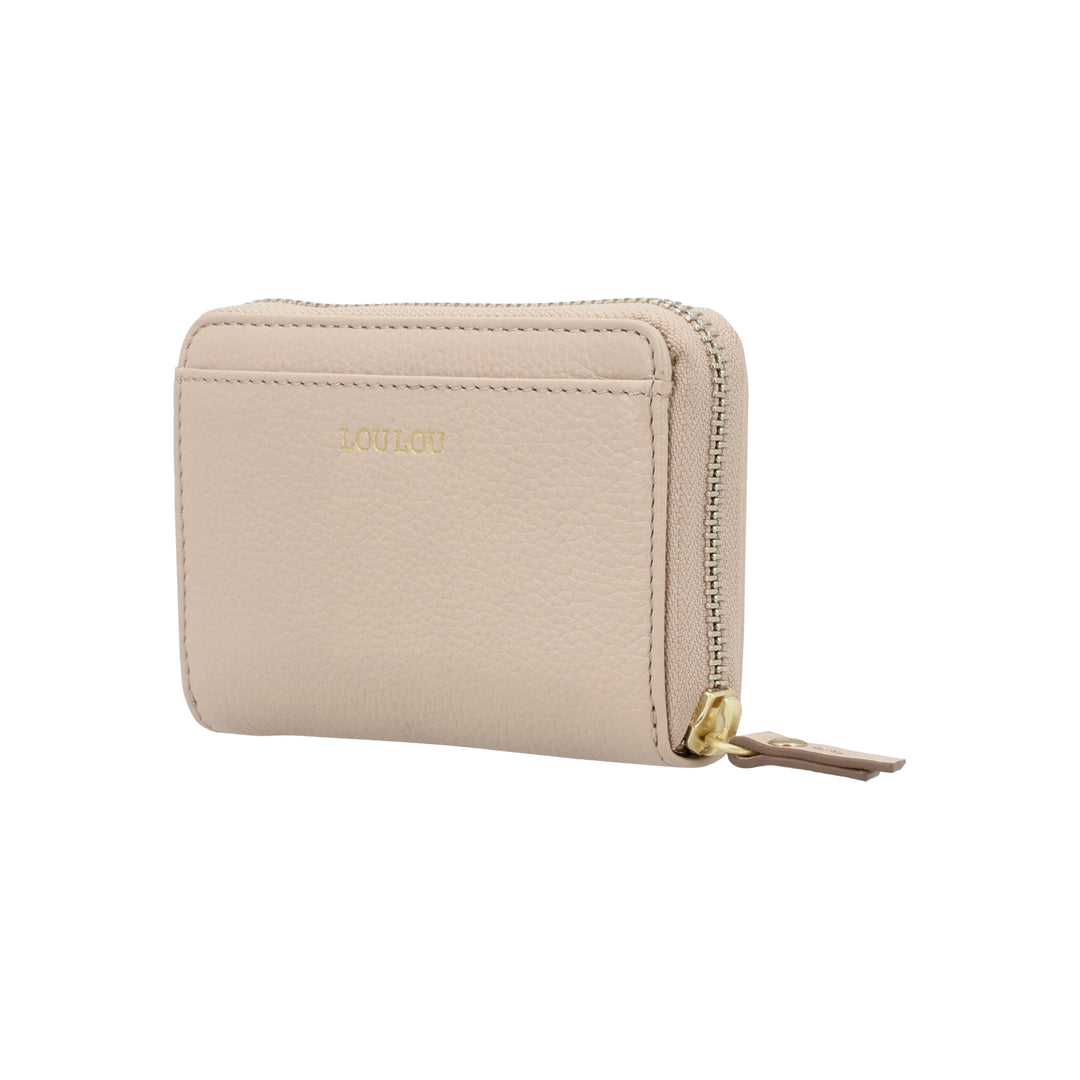 Voorzijde van de LouLou Petite Emilie portemonnee in cashmere #kleur_cashmare